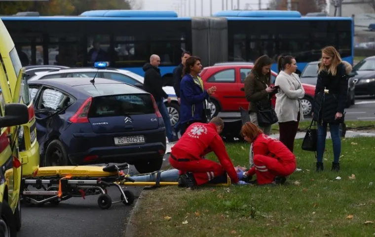 PROMET BLOKIRAN: Vatrogasci jurili pod rotirkama, sudarili se s autom