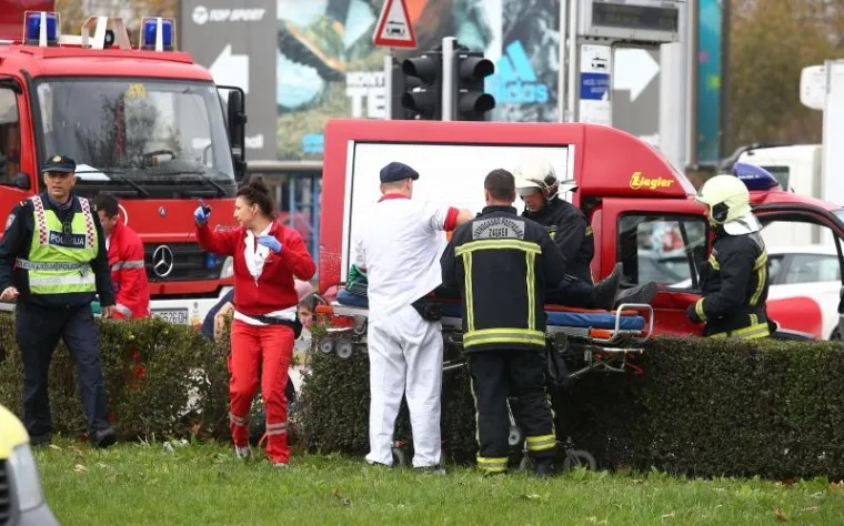 PROMET BLOKIRAN: Vatrogasci jurili pod rotirkama, sudarili se s autom