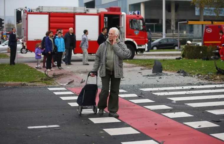 PROMET BLOKIRAN: Vatrogasci jurili pod rotirkama, sudarili se s autom