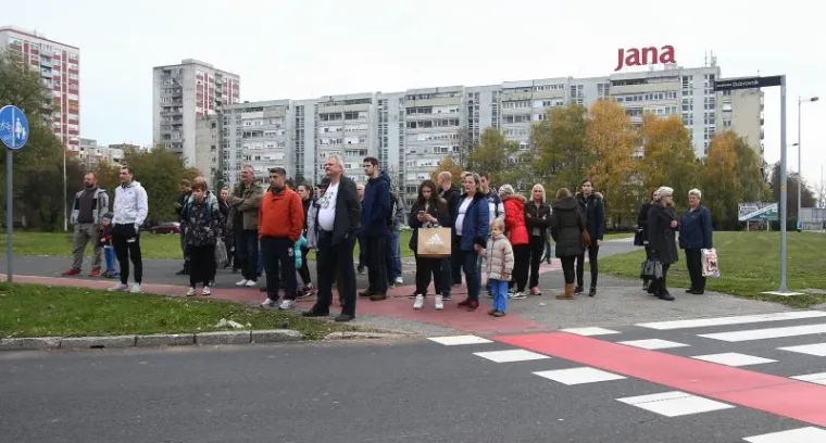 PROMET BLOKIRAN: Vatrogasci jurili pod rotirkama, sudarili se s autom