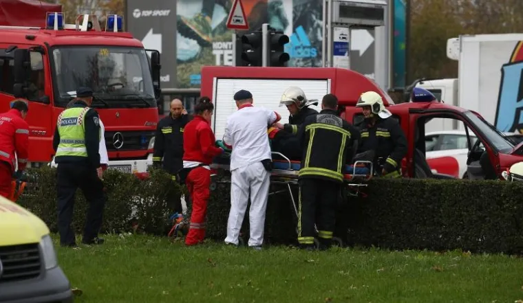 PROMET BLOKIRAN: Vatrogasci jurili pod rotirkama, sudarili se s autom