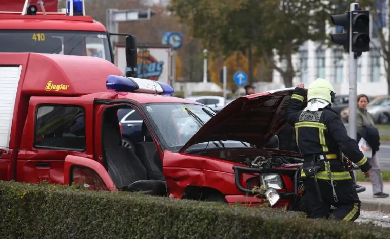 PROMET BLOKIRAN: Vatrogasci jurili pod rotirkama, sudarili se s autom