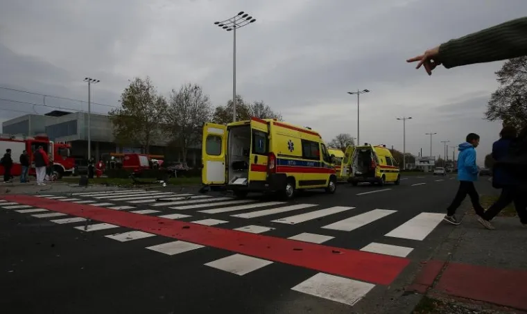 PROMET BLOKIRAN: Vatrogasci jurili pod rotirkama, sudarili se s autom