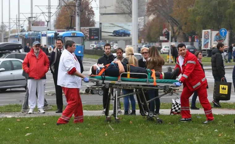 PROMET BLOKIRAN: Vatrogasci jurili pod rotirkama, sudarili se s autom