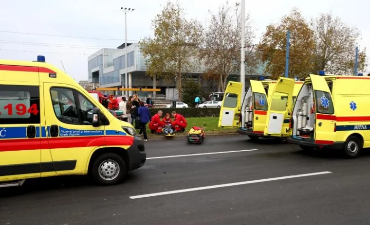 PROMET BLOKIRAN: Vatrogasci jurili pod rotirkama, sudarili se s autom