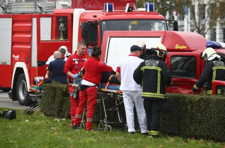 PROMET BLOKIRAN: Vatrogasci jurili pod rotirkama, sudarili se s autom