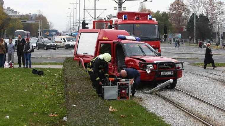 PROMET BLOKIRAN: Vatrogasci jurili pod rotirkama, sudarili se s autom