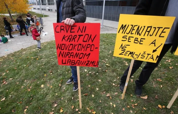 Građanska inicijativa Sumrak gradnje u Sredi&scaron;ću - Sredi&scaron;će za MSU, u subotu je kod Muzeja suvremene umjetnosti (MSU) organizirala prosvjed protiv gradnje zgrade od devet katova tik uz taj muzej, na kojemu se okupilo oko 150 građana.