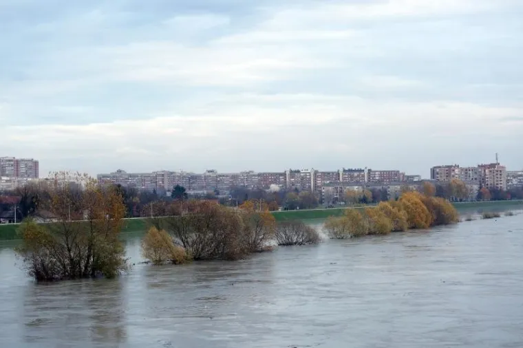 SAVA SE IZLILA IZ KORITA: Visok vodostaj nakon obilnih kiša