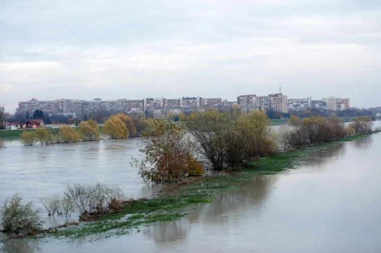 Visok vodostaj rijeke Save u Zagrebu kod nasipa.