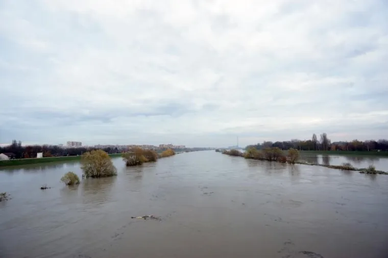 SAVA SE IZLILA IZ KORITA: Visok vodostaj nakon obilnih kiša