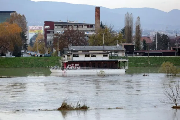 SAVA SE IZLILA IZ KORITA: Visok vodostaj nakon obilnih kiša