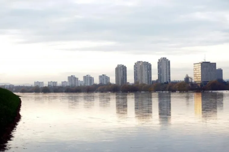 SAVA SE IZLILA IZ KORITA: Visok vodostaj nakon obilnih kiša