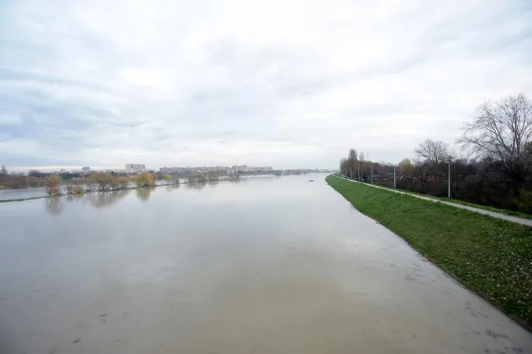 SAVA SE IZLILA IZ KORITA: Visok vodostaj nakon obilnih kiša