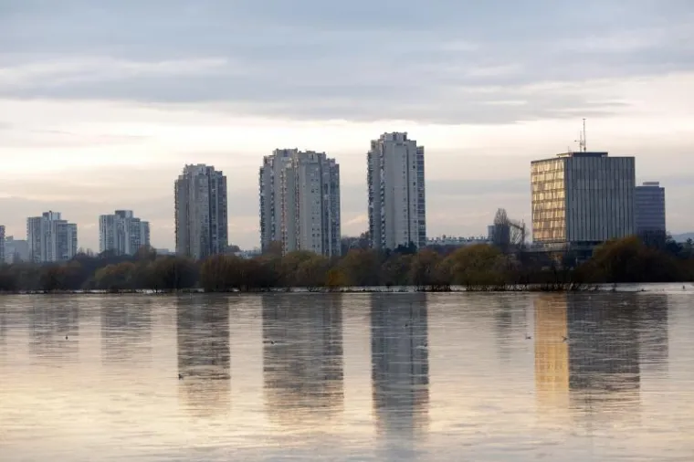 SAVA SE IZLILA IZ KORITA: Visok vodostaj nakon obilnih kiša