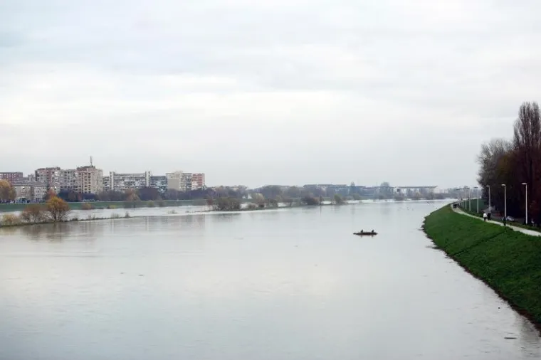 SAVA SE IZLILA IZ KORITA: Visok vodostaj nakon obilnih kiša