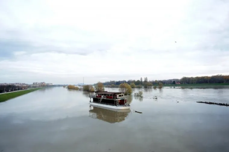 SAVA SE IZLILA IZ KORITA: Visok vodostaj nakon obilnih kiša