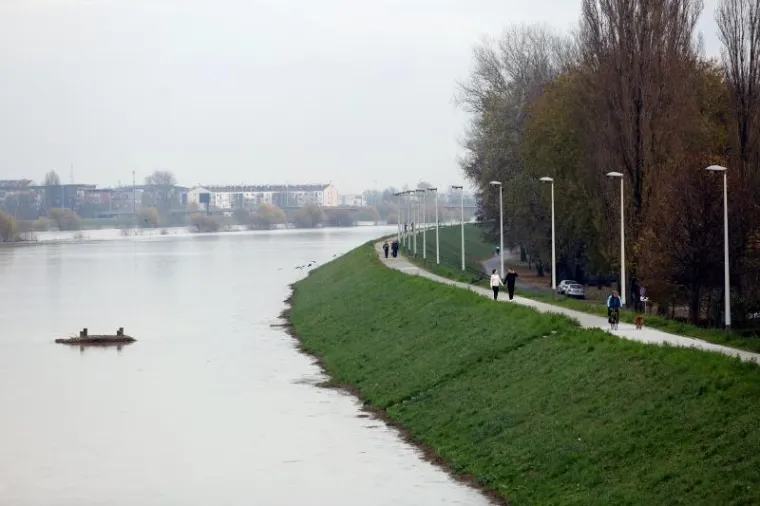 SAVA SE IZLILA IZ KORITA: Visok vodostaj nakon obilnih ki&scaron;a