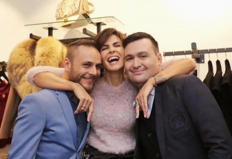 Anica Kovač (40) pojavila se na otvaranju trgovine ELFS u Frankfurtu te je još jednom pokazala da je jedna od najljepših Hrvatica čak i 20 godina nakon što je osvojila službenu titulu. Na otvaranju su prisustvovala i druge poznate face kao što su Dalibor Petko i modni dvojac Aleksandar Šekuljica i Ivan Tandarić