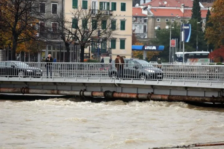 POPLAVLJENA RIJEKA: Obilne padaline potopile su brojne ceste i objekte