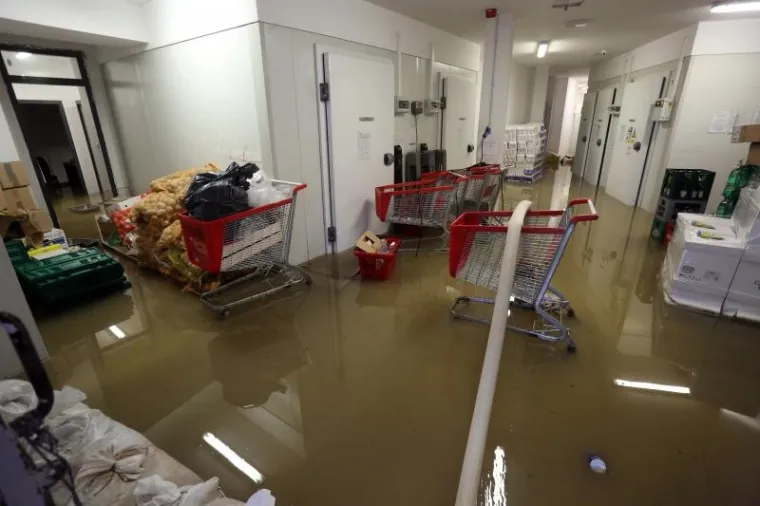 POPLAVLJENA RIJEKA: Obilne padaline potopile su brojne ceste i objekte