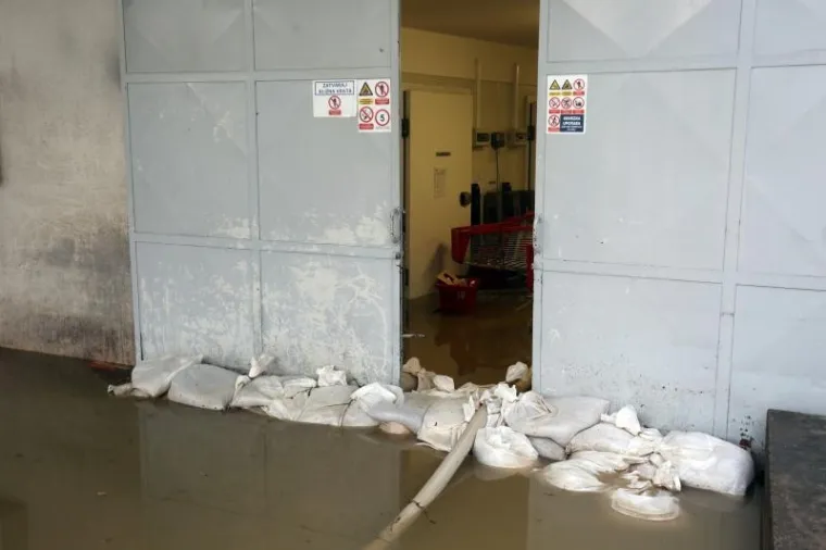 POPLAVLJENA RIJEKA: Obilne padaline potopile su brojne ceste i objekte