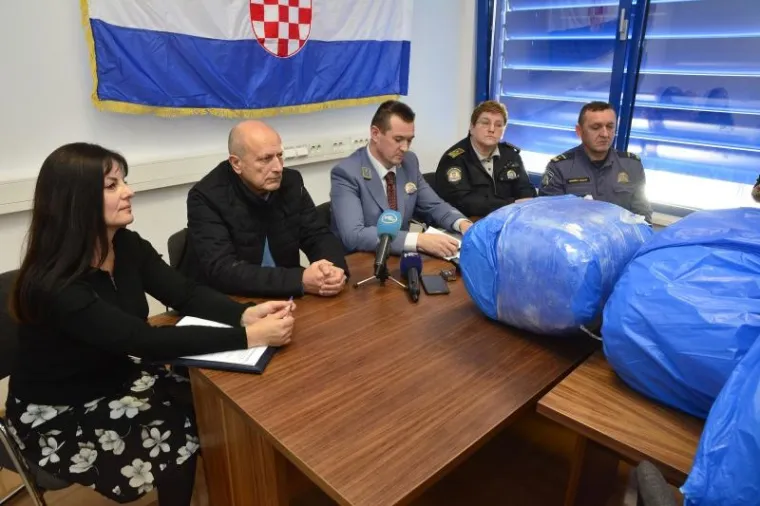 Izvanredna konferencija za medije održana je u prostorima nove Postaje granične policije Stara Gradiška, na kojoj je bilo riječi o zapljeni veće količine opojne droge tipa marihuana