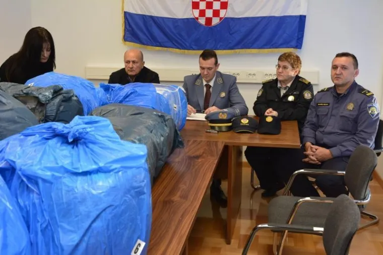 Kamionom slovenskih registracijskih pločica 29-godišnjak je pokušao prokrijumčariti više velikih bala u kojima je bilo preko stotinu kilograma marihuane