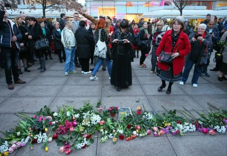 Ostavljali su cvijeće na pločnik.   Gradske vlasti zabranili su trgovcima prodavanje cvijeća oko &scaron;tandova.