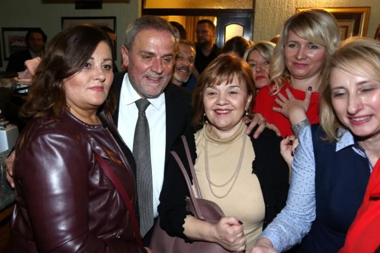 Milan Bandić u utorak je proslavio 61. rođendan. Na feštu u zagrebačkoj gostionici Skender došli su mnogi njegovi suradnici i prijatelji, a zabavljali su ih Begini.