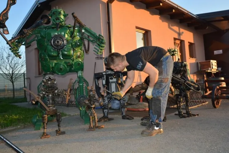 Za izradu najvećih, koji teže i preko 300 kg potrebno im je oko tri tjedna (svakodnevno po dva, tri sata).