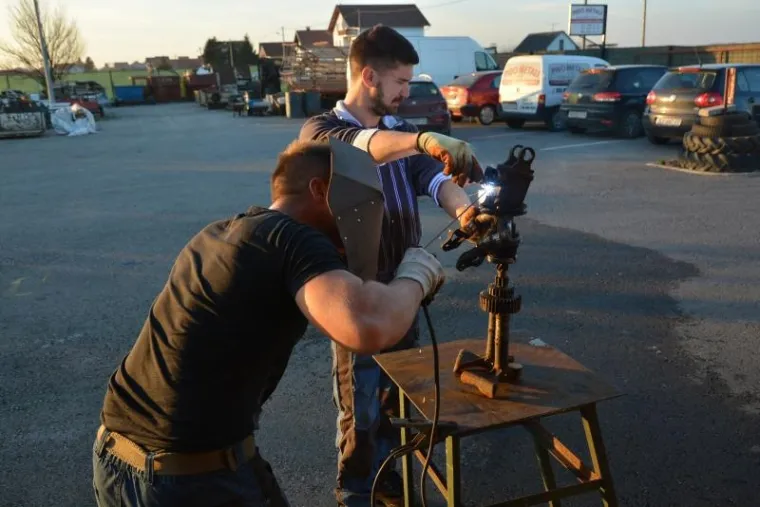 Otada su izradili desetke jedinstvenih i unikatnih metalnih robota.
