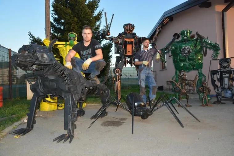 Dvojica braće Matija i Marko Kozic nisu ni slutili da će svojom originalnošću i zaigranošću vlastitu obiteljsku tvrtku koja se bavi otkupom metalog materijala marketinški podići na sasvim novu razinu kada su u veljači izradili prvog transformera. Danas su njihovi uraci prava atrakcija u Žabjaku kod Bjelovara.