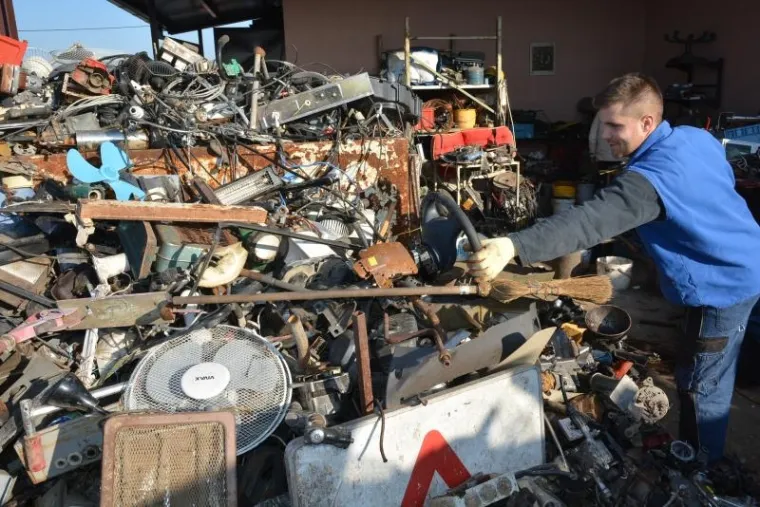 Braća se zajedno prihvaćaju posla nakon odrađenog radnog vremena, tijekom kojeg zanimljive predmete stavljaju na stranu da bi od njih kasnije izrađivali robote.