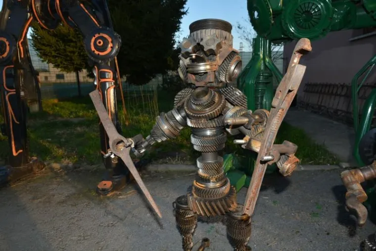 NJIHOVIM DVORIŠTEM HODAJU TRANSFORMERI! Upoznajte braću koji imaju dosta neobičan biznis