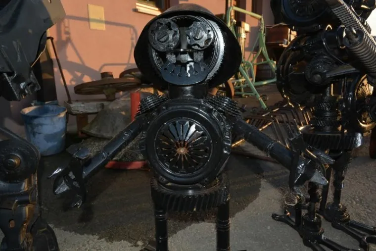 NJIHOVIM DVORIŠTEM HODAJU TRANSFORMERI! Upoznajte braću koji imaju dosta neobičan biznis