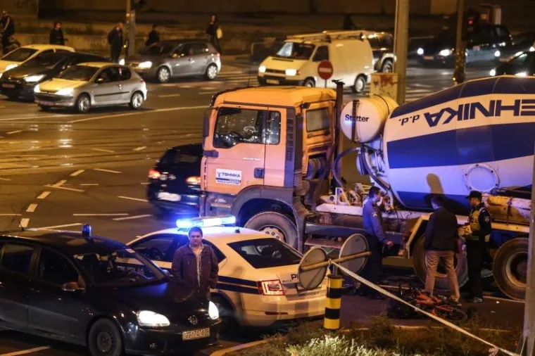 Na raskrižju Avenije Marina Držića i Branimirove ulice kamion mje&scaron;alica pregazio je mopedista na mopedu marke Tomos. Vozač mopeda je preminuo.