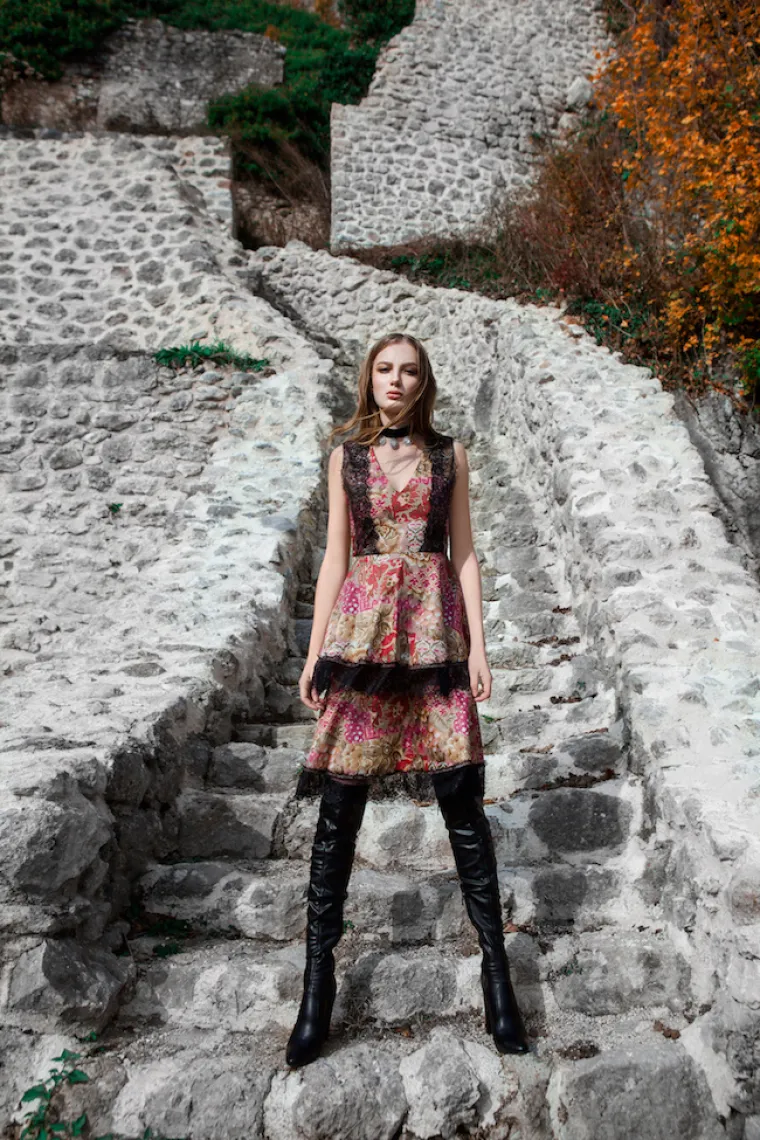 Iako je uvijek ispred svog vremena, svoju inspiraciju crpi iz prošlih stoljeća pa je tako i ovoga puta svoje kreacije stvarala prema stilu koji je obilježio prijelazno razdoblje iz 19. u 20. stoljeće