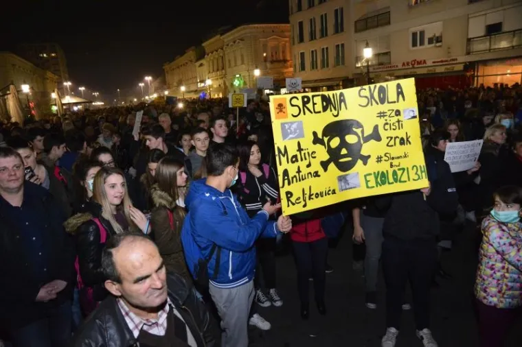 'ZA&Scaron;TO NAS TRUJETE?' Tisuće Brođana prosvjedovalo za pravo na čisti zrak