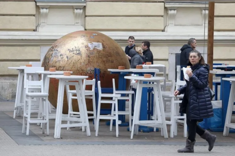 UNIŠTAVAJU CVJETNI, A SADA I PRIZEMLJENO SUNCE: Jedan od simbola Zagreba skriven među stolovima kafića