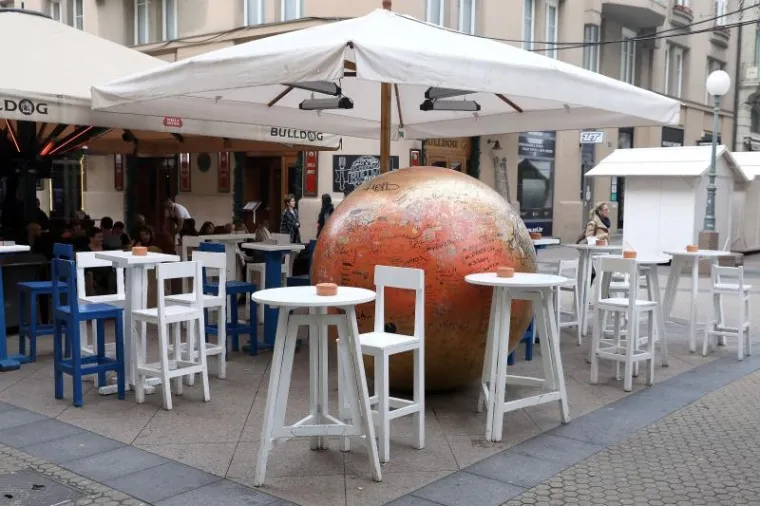 UNIŠTAVAJU CVJETNI, A SADA I PRIZEMLJENO SUNCE: Jedan od simbola Zagreba skriven među stolovima kafića