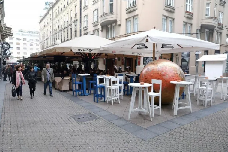 Kožarićevo Prizemljeno sunce u Bogovićevoj ulici okruženo je stolovima kafića.