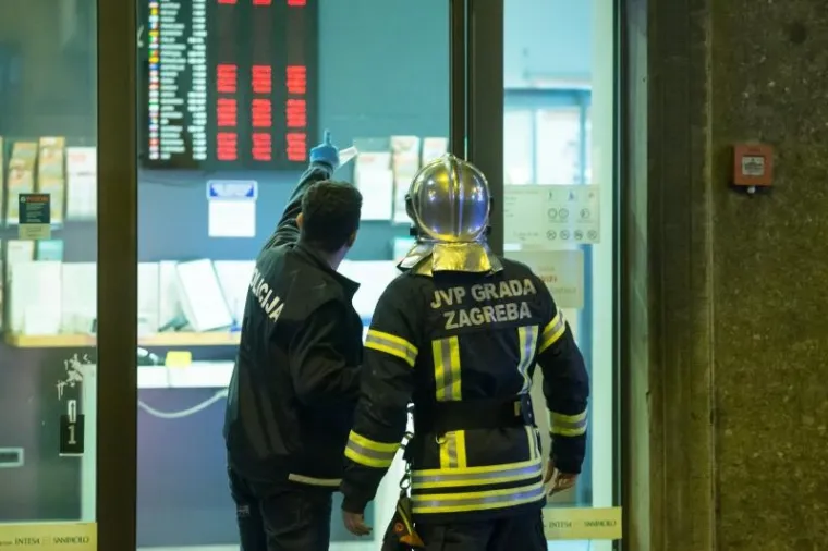 Naoružani razbojnik poku&scaron;ao je večeras opljačkati poslovnicu Privredne banke u sredi&scaron;tu Zagreba.