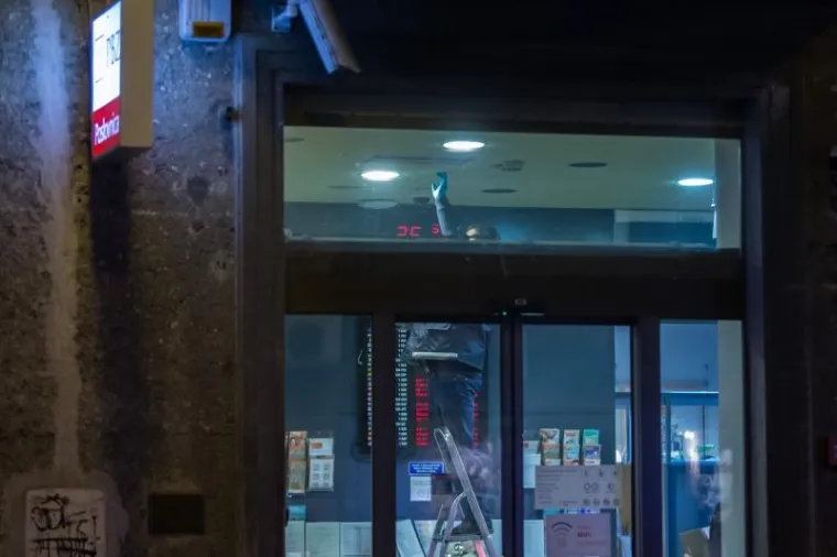 Prema informacijama iz PU zagrebačke, razbojnik je u poslovnicu banke u Ilici 91 u&scaron;ao oko 18.15 sati te uperio oružje u zaposlenike i za&scaron;titara.