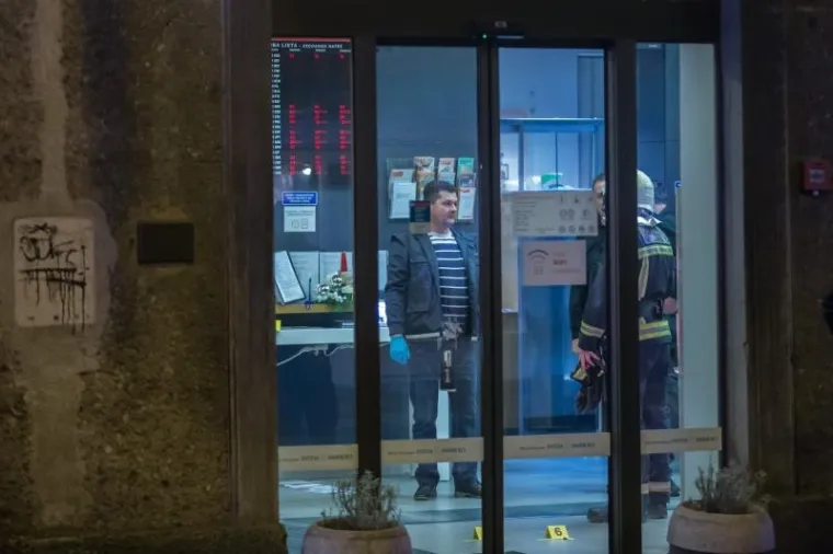 U jednom trenutku, razbojnik je i zapucao u strop. Tada ga je za&scaron;titar poku&scaron;ao savladati, a razbojnik je praznih ruku uspio pobjeći.