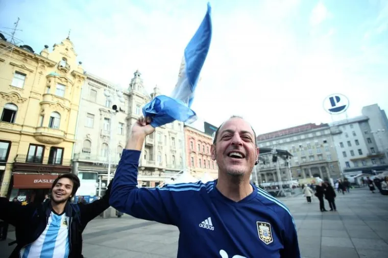Navijači i lijepe Argentinke okupirali su glavni zagrebački trg te pjesmom i navijanjem podižu atmosferu prije odlaska u Arenu na Davis Cup mečeve.