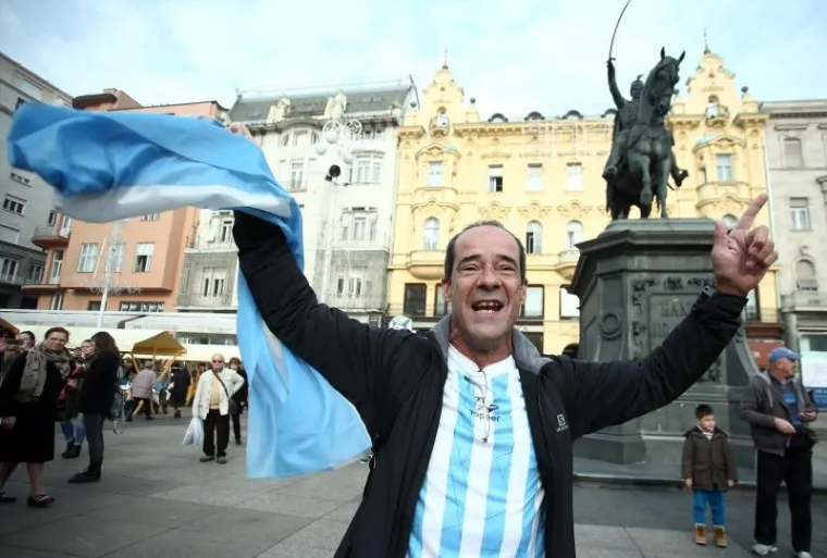 PJESMA, NAVIJANJE...: Argentinci okupirali centar Zagreba i napravili ludnicu