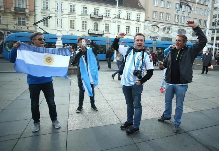 PJESMA, NAVIJANJE...: Argentinci okupirali centar Zagreba i napravili ludnicu