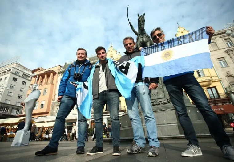 PJESMA, NAVIJANJE...: Argentinci okupirali centar Zagreba i napravili ludnicu