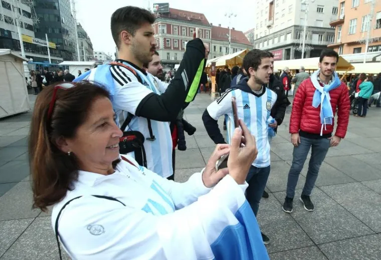 PJESMA, NAVIJANJE...: Argentinci okupirali centar Zagreba i napravili ludnicu